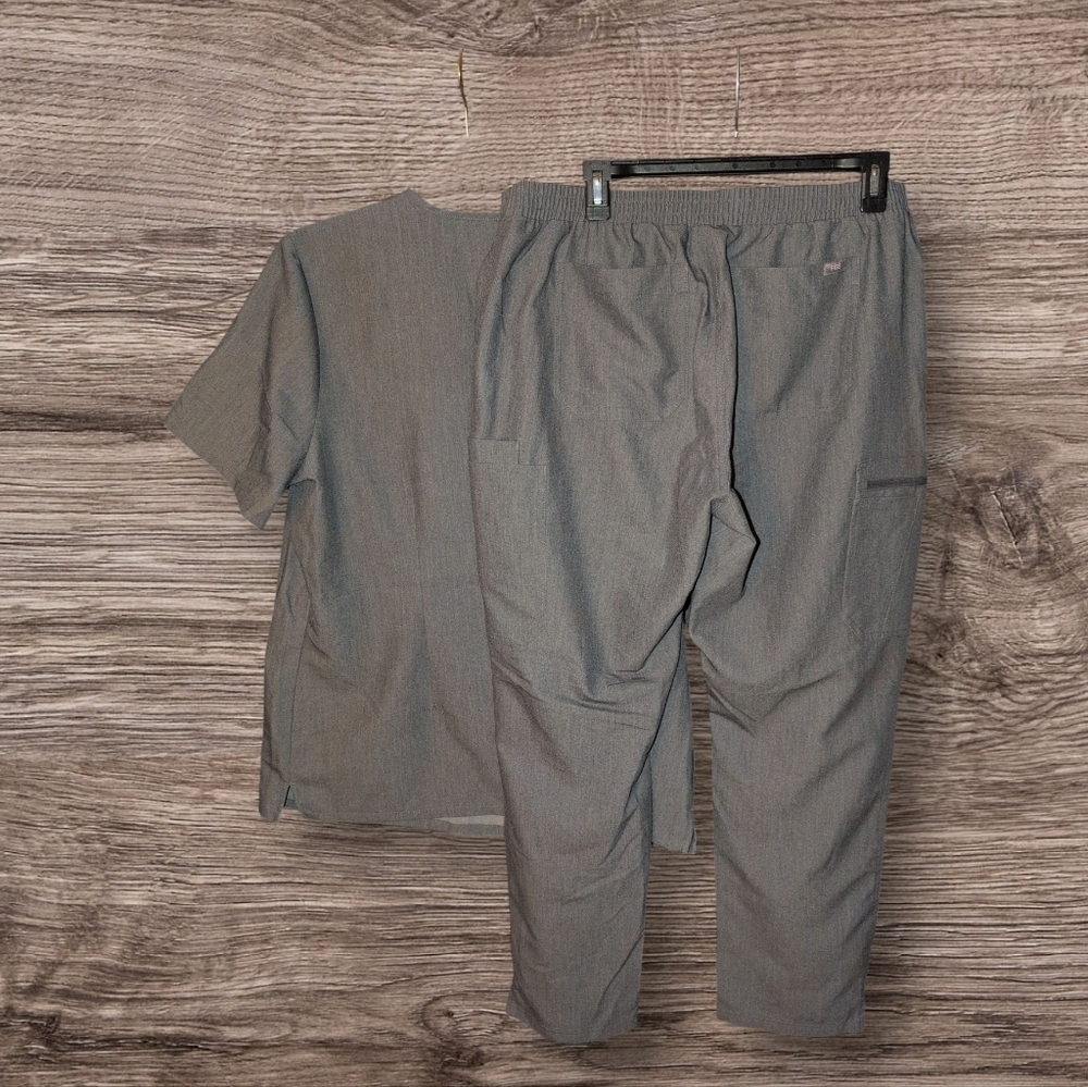 Figs Graphite Scrub Set - Picture 3 of 5